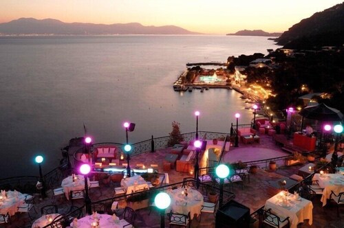 Upea rantahotelli Korintinlahdella