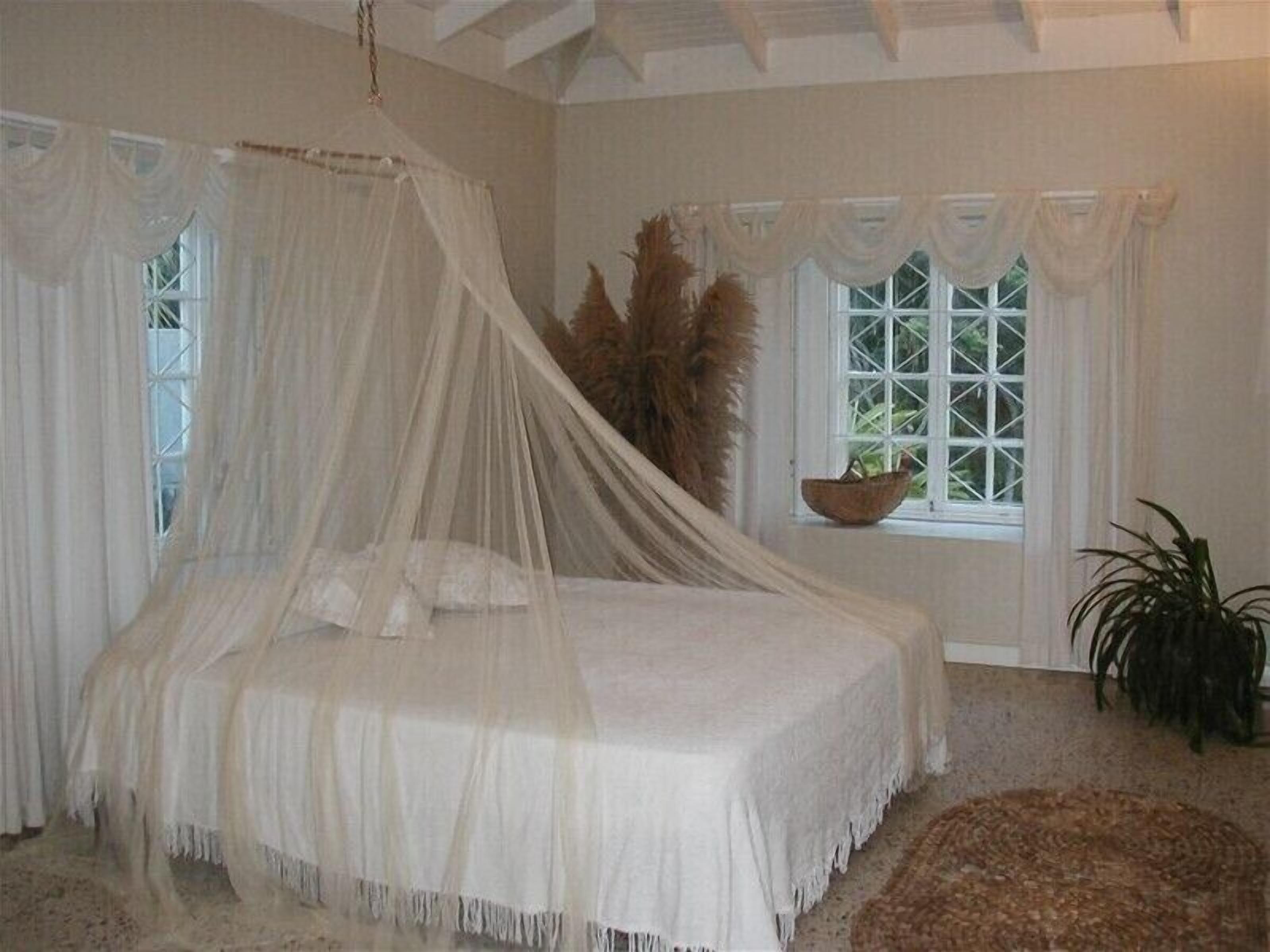 4 makuuhuonetta, tallelokero huoneessa, silitysrauta/-lauta