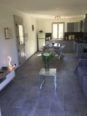 Televisie en een open haard