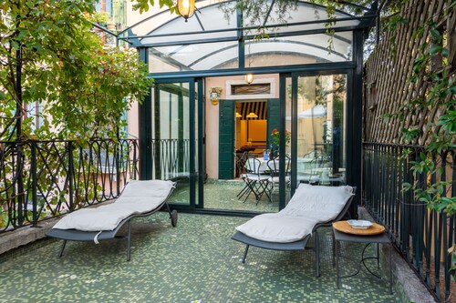 Charming 4 bedrooms Apartment with Amazing Terrace and Fairytale Garden