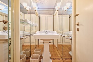 Bathtub, hair dryer, bidet, towels