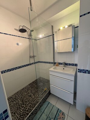 Shower - 2 bedroom apartment on the Frontignan Beach, first line (Frontignan)