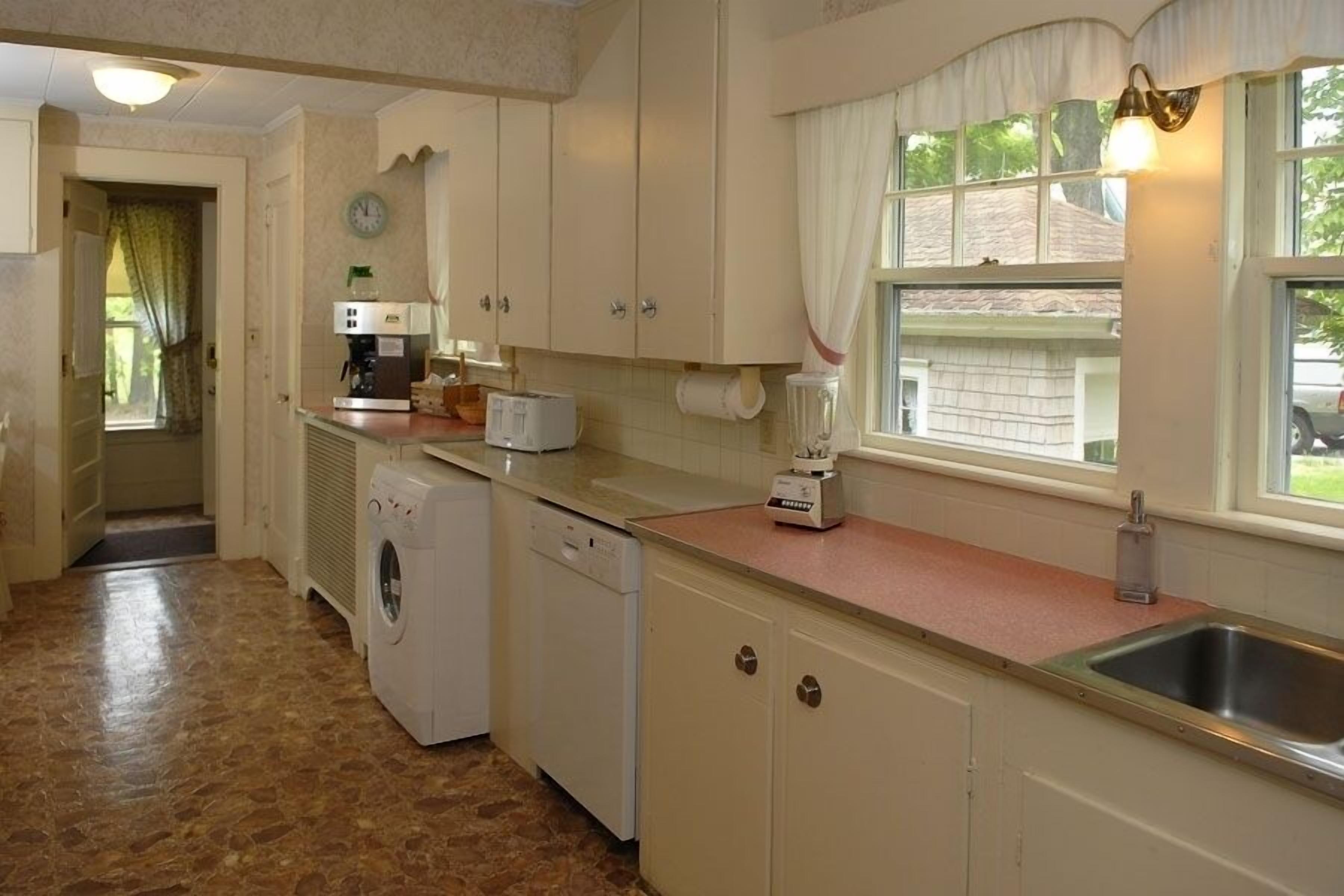 The Country House 14 Miles to Sunday River, Lake Christopher &Hot Tub to Heat Up