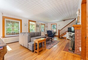 Smart-TV, peis, DVD-spiller og bøker