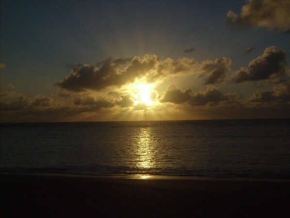 Sulla spiaggia, lettini da mare