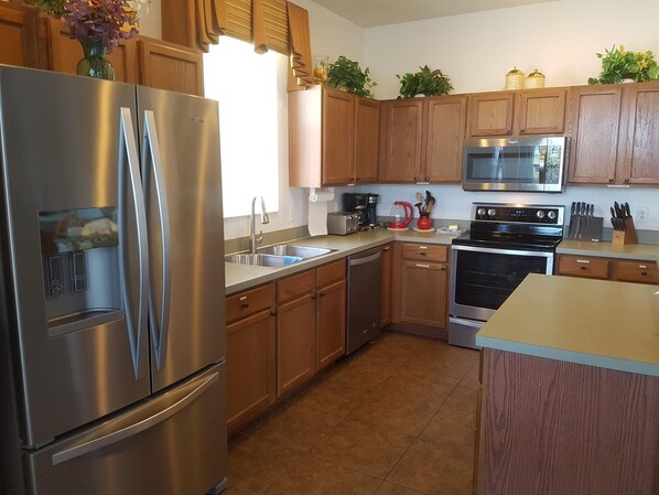 冰箱、微波炉、烤箱、炉灶