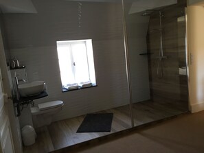 Kombinert dusj/badekar, hårføner, bidé og håndklær