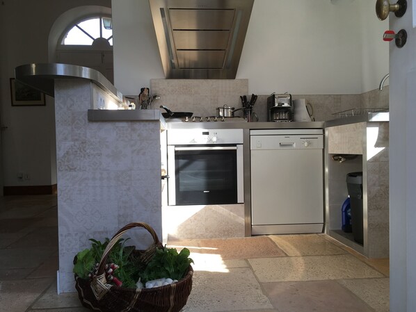 Kjøleskap, ovn, kokeplater og oppvaskmaskin