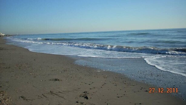 A beach with a clear sky and calm sea. - Cozy Apt for 4/6 persons near the sea well linked with the center of Rome (Lido di Ostia)