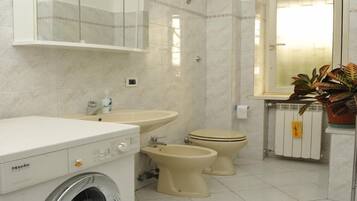 Doccia, asciugacapelli, bidet, asciugamani