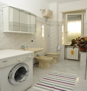Shower, hair dryer, towels, soap - Cozy Apt for 4/6 persons near the sea well linked with the center of Rome (Lido di Ostia)