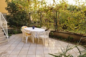 Outdoor dining - Cozy Apt for 4/6 persons near the sea well linked with the center of Rome (Lido di Ostia)