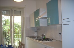 Réfrigérateur, micro-ondes, plaque de cuisson, cafetière/bouilloire