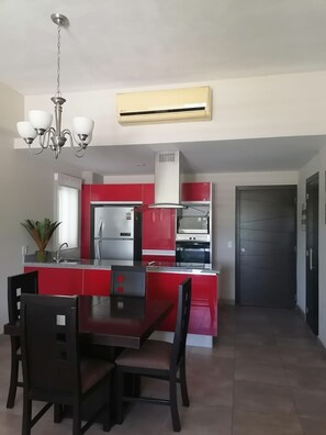 Refrigerador, microondas, horno y parrilla de estufa 