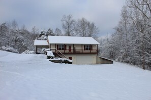 Exterior - Beautiful, Spacious Home in Wooded Resort Area (Monticello)