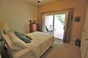 5 bedrooms, iron/ironing board, WiFi, bed sheets - Beautiful, Spacious Home in Wooded Resort Area (Monticello)