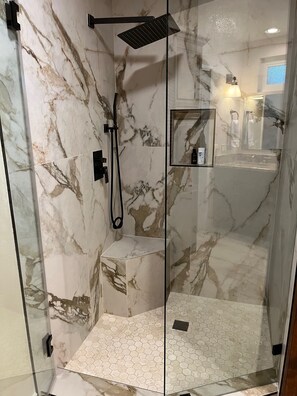 Combined shower/tub, jetted tub, hair dryer, towels