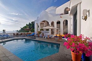 Una piscina al aire libre, una piscina climatizada
