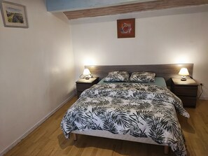 1 chambre, fer et planche à repasser, accès Internet