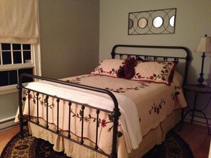 1 bedroom, iron/ironing board, free WiFi, bed sheets - Woodsy Country Cottage, HITS Horse Show, Fall Foliage, Skiing, Hunter Mt, Hiking (Saugerties)