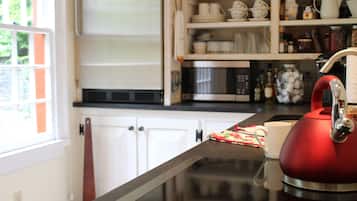 Réfrigérateur, micro-ondes, plaque de cuisson, cafetiÚre/bouilloire