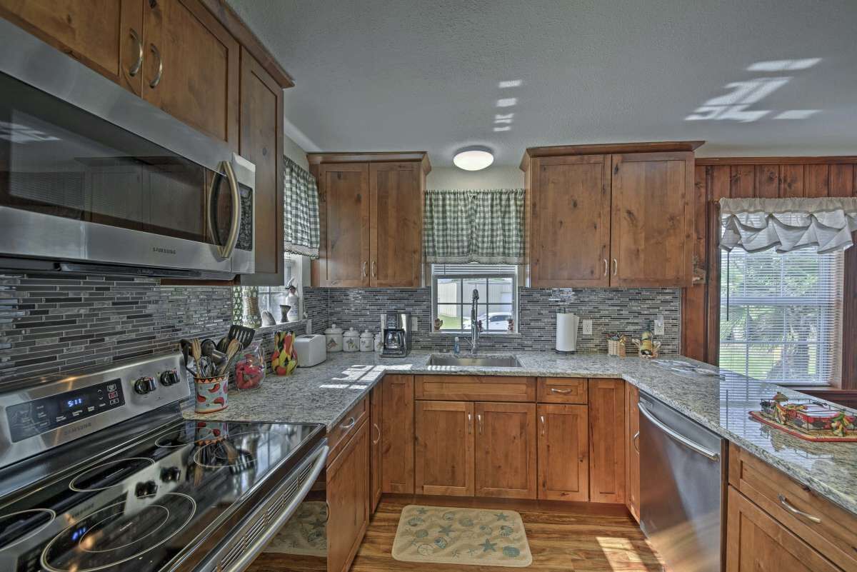 Cozy Retreat On Matagorda Bay with 360' Lighted Pier. Fishing