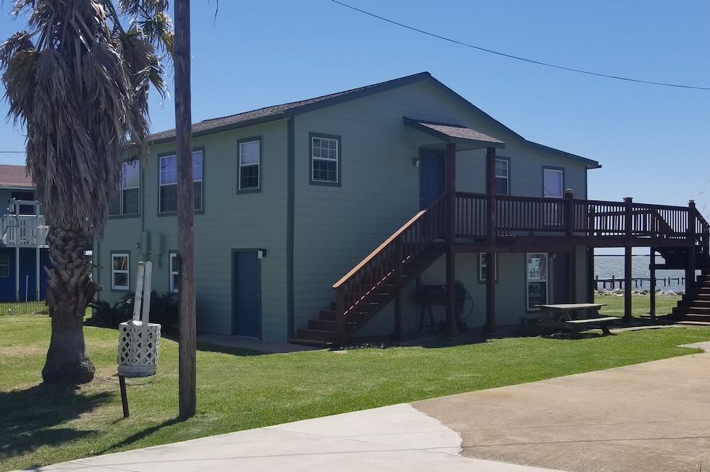 Cozy Retreat On Matagorda Bay with 360' Lighted Pier. Fishing
