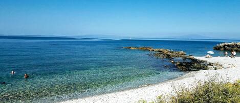 Una spiaggia nelle vicinanze