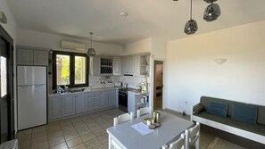 Fridge, oven, stovetop, coffee/tea maker