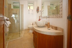 Douche, sèche-cheveux, serviettes fournies, savon