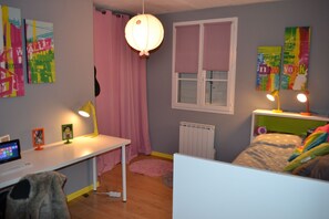 5 bedrooms, iron/ironing board, Internet, bed sheets
