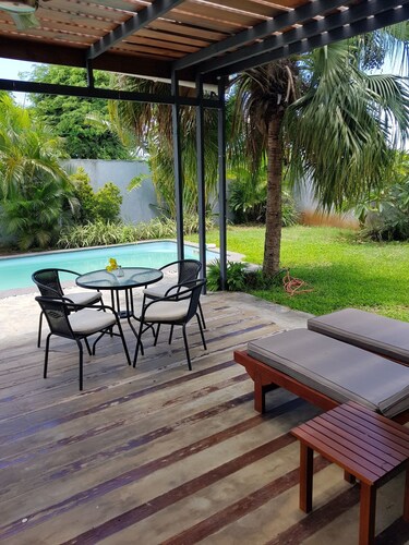 Votre propre villa avec piscine privée dans un jardin tropical