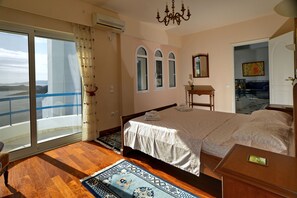 4 bedrooms, iron/ironing board, free WiFi, bed sheets - Villa Stella,  swimming pool, by the beach,  close to Athens
 (Marathon)