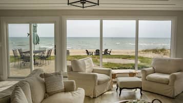 TV connectée, cheminée, lecteur de DVD