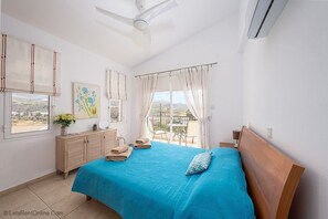 3 bedrooms, iron/ironing board, Internet, bed sheets - 3 Bedroom Villa with Private Pool in Central Coral Bay (Peyia)