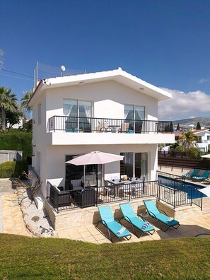 Outdoor dining - 3 Bedroom Villa with Private Pool in Central Coral Bay (Peyia)