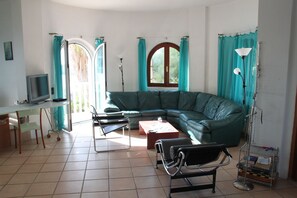 TV, books - house-apartments, panoramic view overlooking sea/ citadel,above ground pool/bar (Methoni)