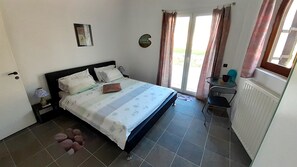 4 bedrooms, desk, iron/ironing board, free WiFi