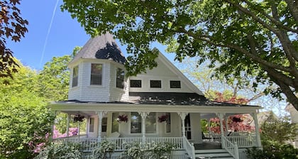 Viehättävä vesinäkymä Victorian w / mökit lähellä rantaa, satamaa ja kaupunkia