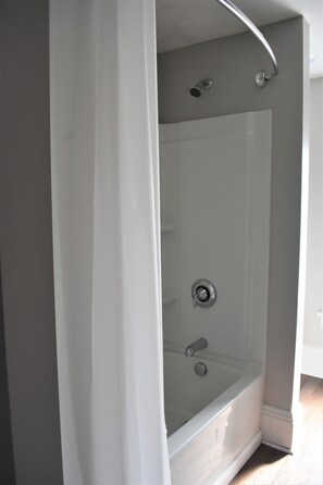 Badewanne, Haartrockner, Handtücher, Seife
