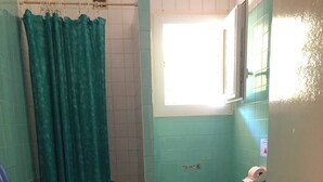 A bathroom with a toilet, sink, and a window. - Apartment/ flat - Capbreton (Capbreton)
