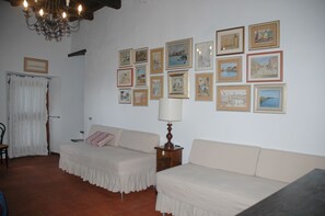 Una televisión, una chimenea, una mesa de tenis de mesa, libros