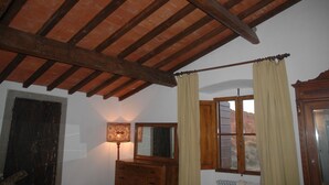 A room with a wooden ceiling, a window with curtains, a mirror, and a lamp. - Ancient country house recently restored - beautiful private garden - panoramic (Pontassieve)