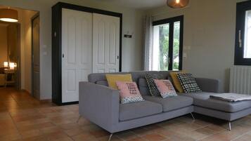 Televisión, reproductor de DVD, tenis de mesa y estéreo