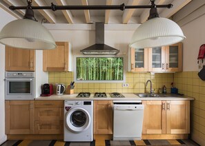 冷蔵庫、電子レンジ、オーブン、コンロ