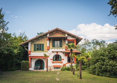 Comfortable Basko-Landaiser-Villa near the sea with terrace and garden