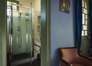 Ensemble douche/baignoire, sèche-cheveux, bidet, savon
