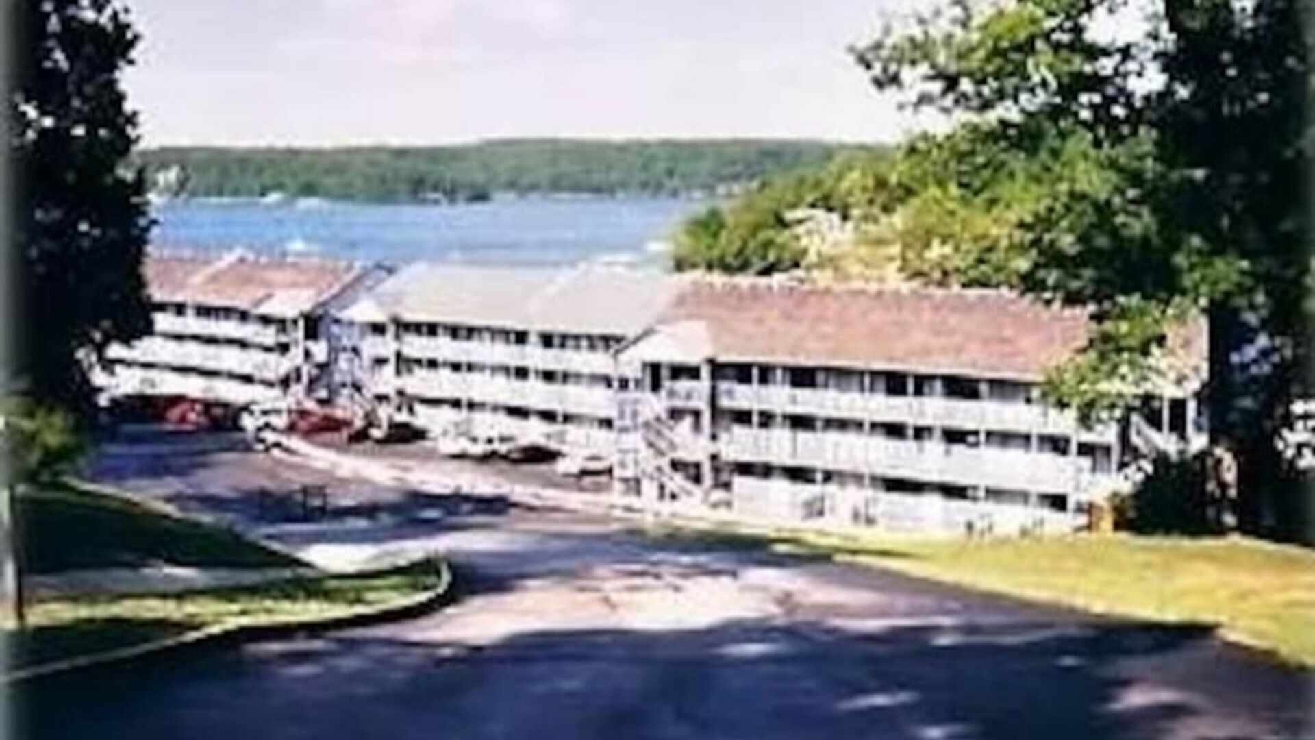 C 207 Lake front condo with beautiful view! 