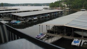Un port de plaisance où sont amarrés de nombreux bateaux, et qui comprend des structures abritées.