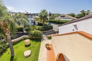 Property grounds - villecefalu. Nice apt in the VILLA. parking space, free wi-fi (Cefalù)